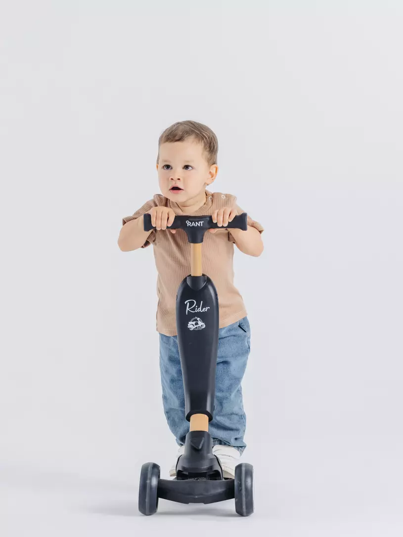 Беговел-самокат Rant Rider Plus со светящимися колесами черный